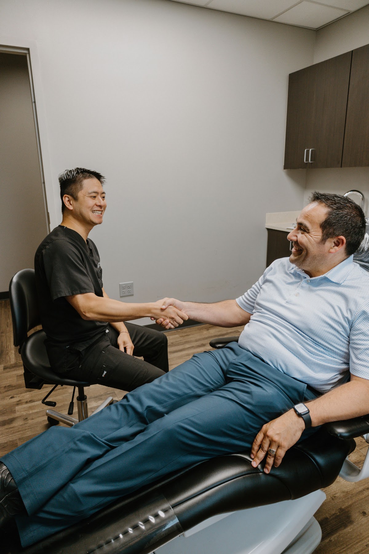 Dr. Trung Tran shaking hands with a patient after treatment